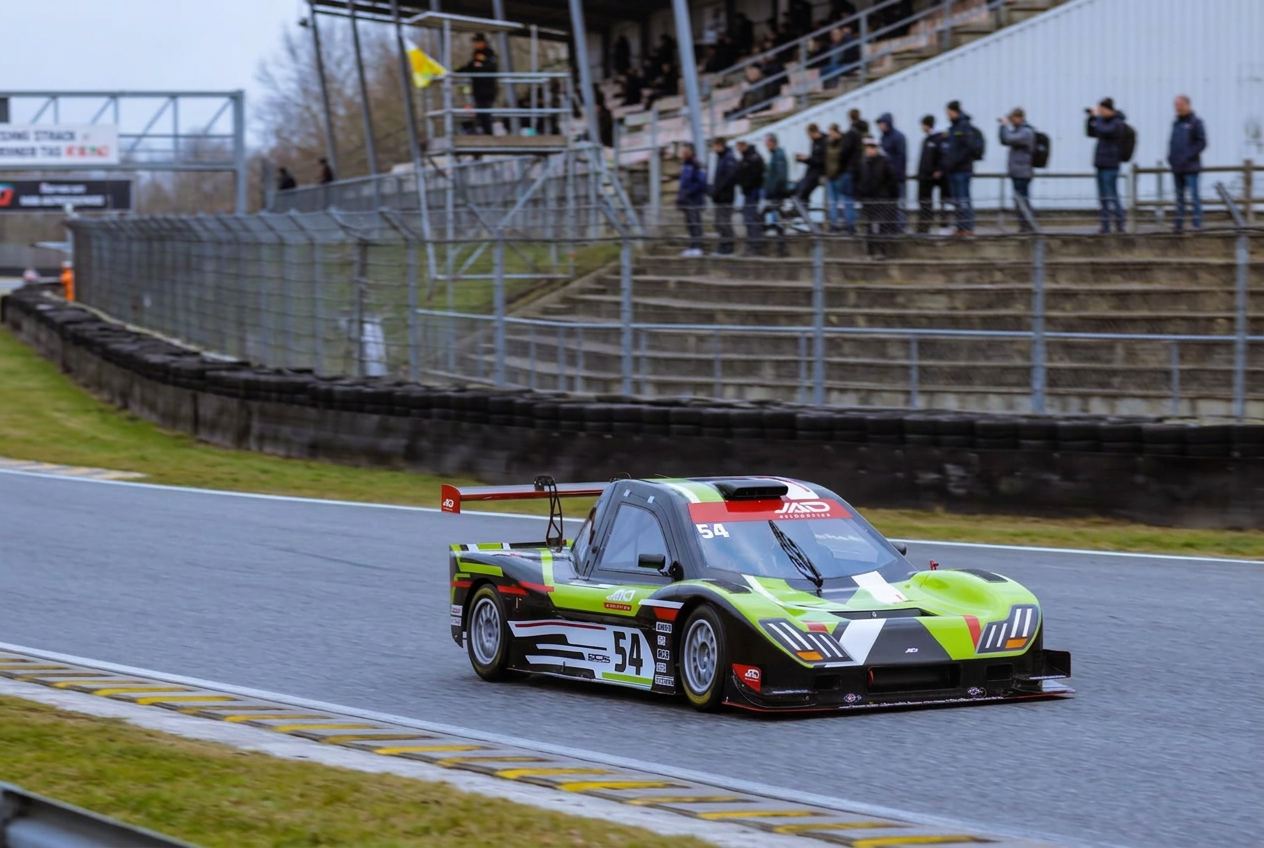 Prototype JAD n°54 en virage au Racing d'Albi