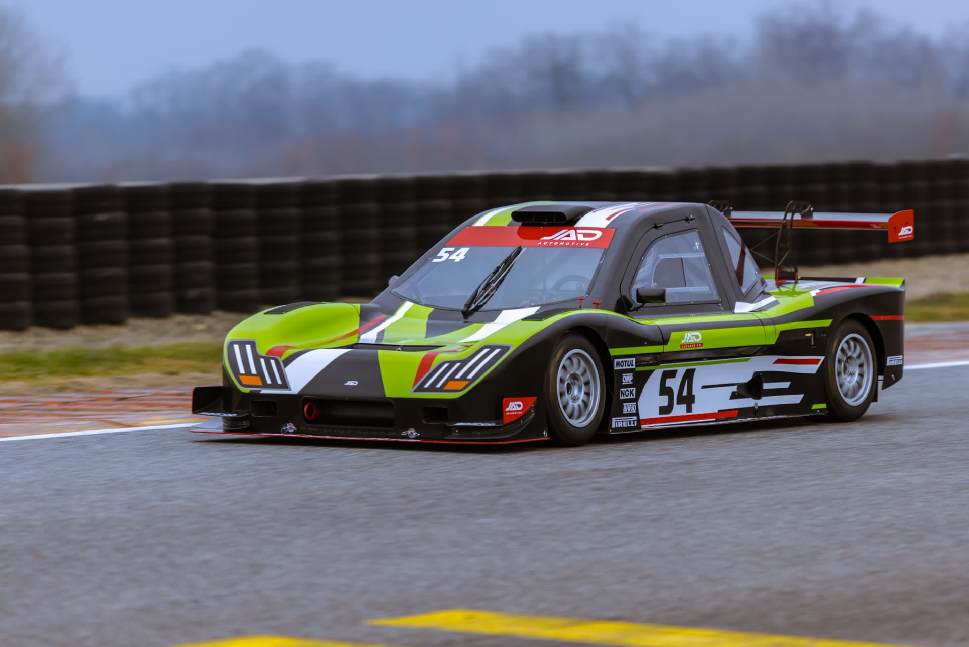 Prototype JAD n°54 en course sur circuit, effet de vitesse