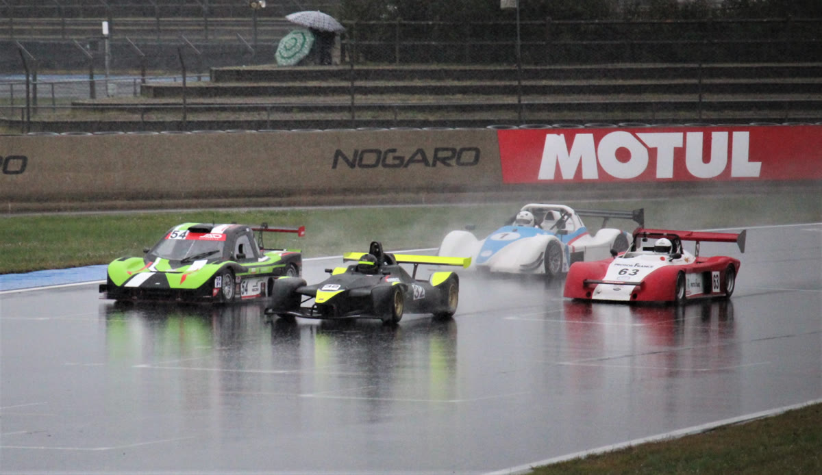 Peloton de prototypes sous la pluie à Nogaro